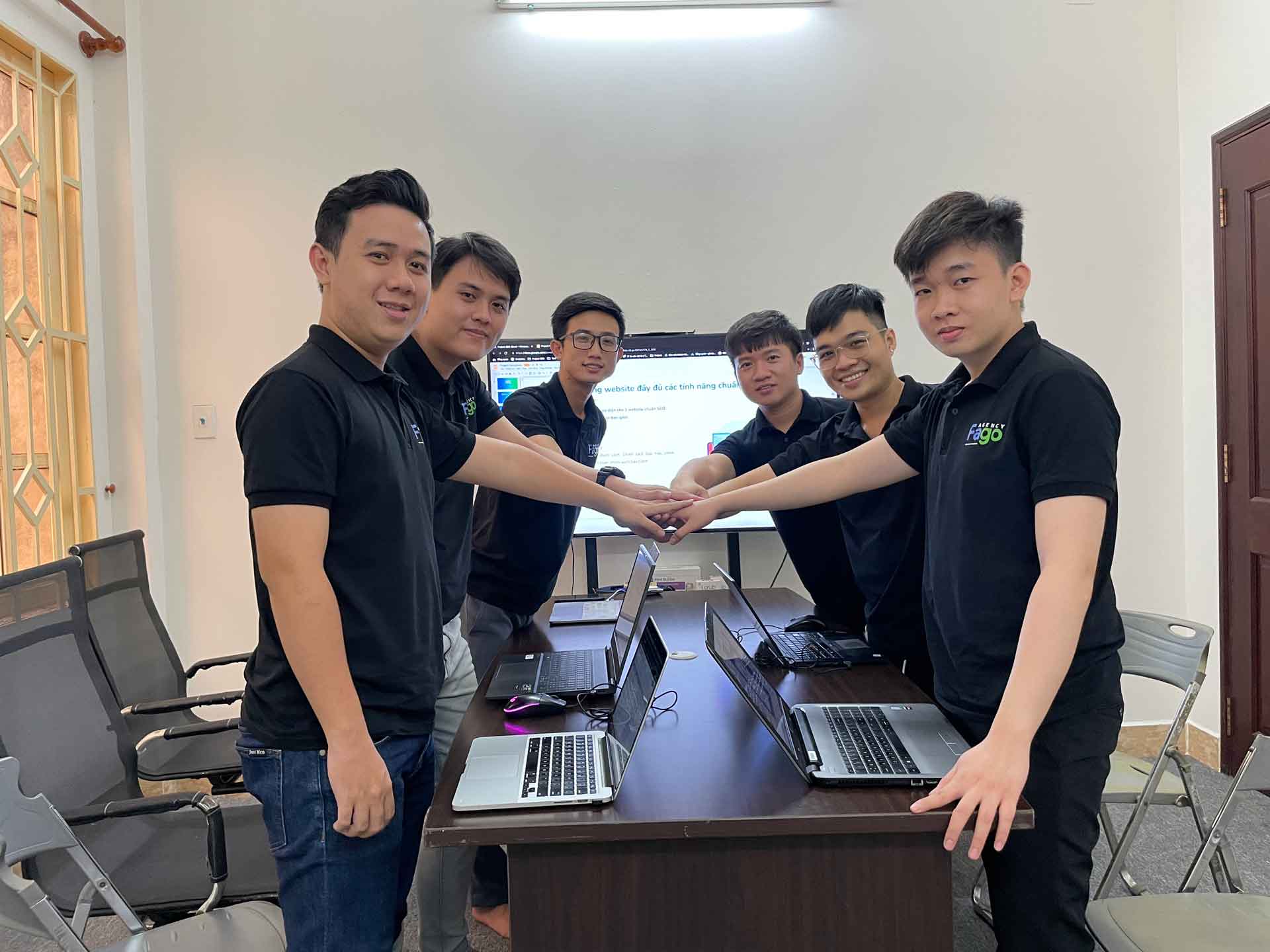 Đội ngũ GrowVi hoạt động văn phòng